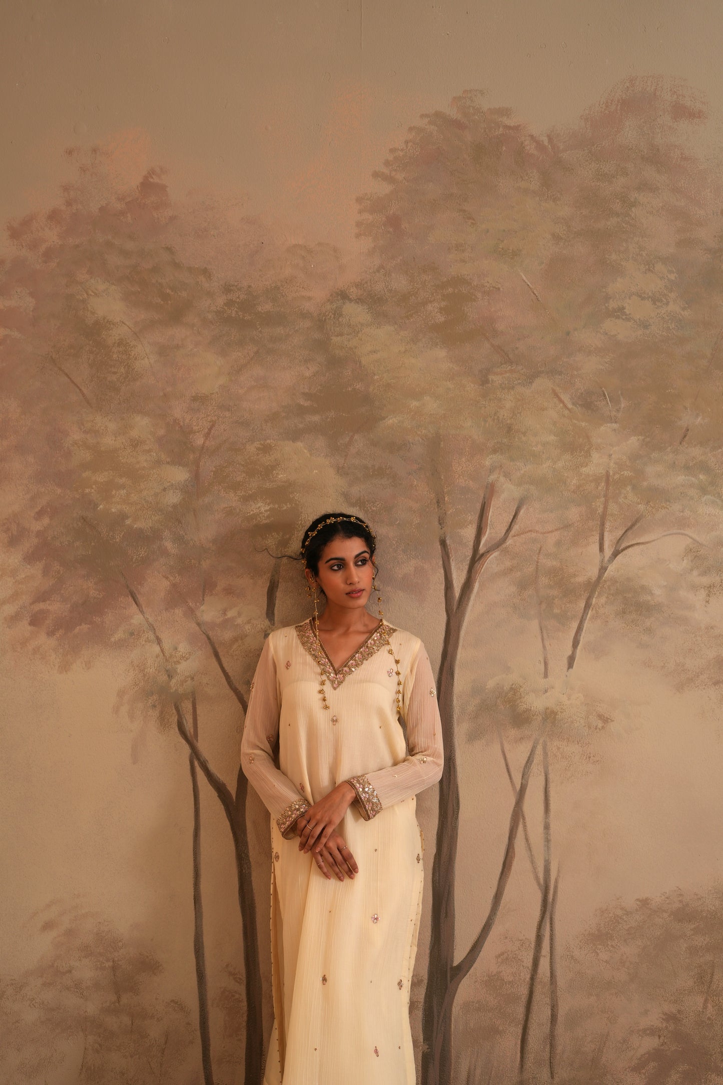 Dutch White Crushed Muslin Kurta with Zardozi and Gota V neck