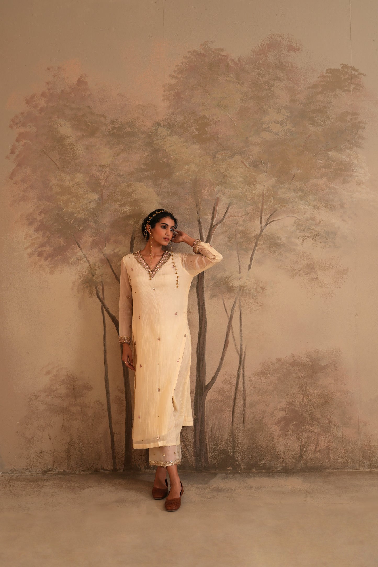 Dutch White Crushed Muslin Kurta with Zardozi and Gota V neck
